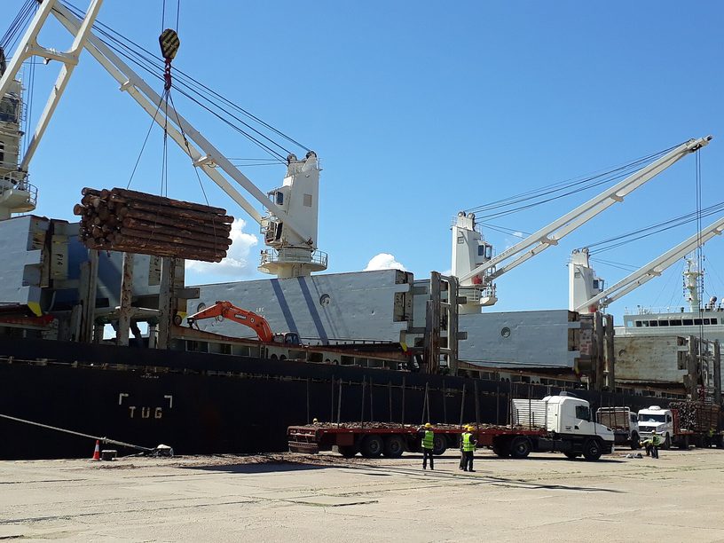 Carga de madera en un buque en el puerto de Concepción del Uruguay