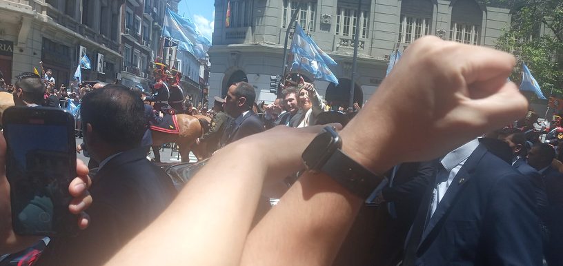 Javier y Karina Milei recorren la Avenida de Mayo en un auto descapotable el 10 de diciembre de 2023, después de la jura presidencial.