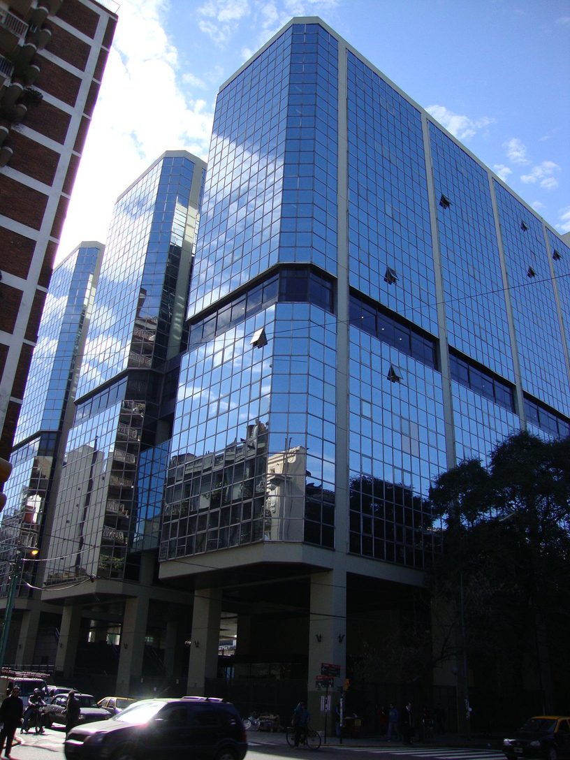 Edificio Anexo de la Cámara de Diputados de la Nación, en Buenos Aires, visto desde Avenida Rivadavia y Combate de los Pozos.