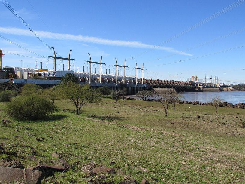 La represa de Salto Grande y el río Uruguay, vistos desde el lado argentino, en el departamento Concordia.