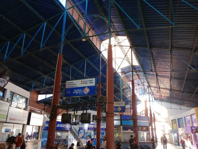 Interior de la Terminal de Ómnibus de Paraná, en abril de 2024.