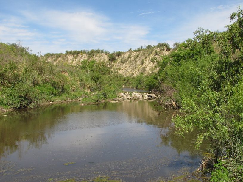 Un arroyo entre barrancas en Aldea Brasilera, departamento Diamante, en octubre de 2010.