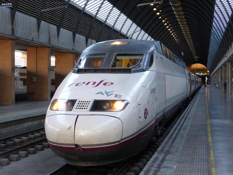 Un tren AVE Serie 100 de Renfe con destino a Madrid, en la estación Santa Justa de Sevilla, en 2015.