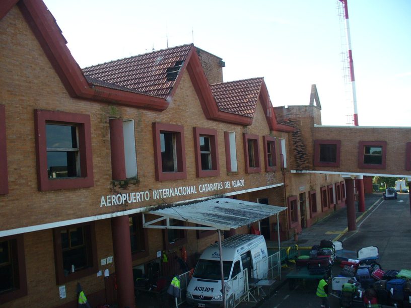Terminal del Aeropuerto Internacional Cataratas del Iguazú, en Puerto Iguazú, Misiones, con una camioneta de la Policía de Seguridad Aeroportuaria frente al edificio (foto de 2014).