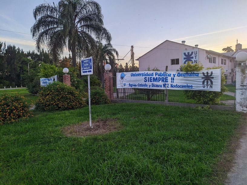 Entrada de la Facultad Regional Reconquista de la UTN con carteles de nodocentes en defensa de la universidad pública, en abril de 2024.