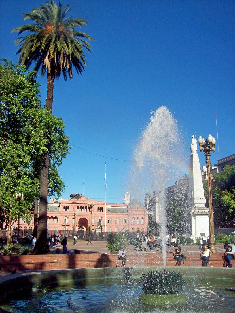 La Plaza de Mayo, con la Pirámide y la Casa Rosada al fondo, en Buenos Aires.