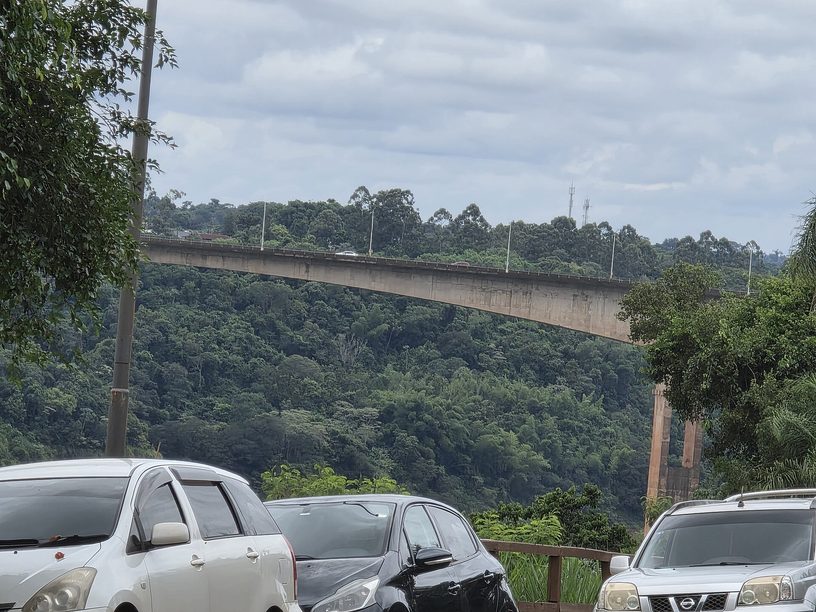 El puente internacional Tancredo Neves, que une Foz do Iguaçu con Puerto Iguazú, visto desde el lado argentino