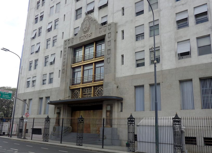 Entrada del edificio del Ministerio de Salud de la Nación, sobre la avenida 9 de Julio, en Buenos Aires.