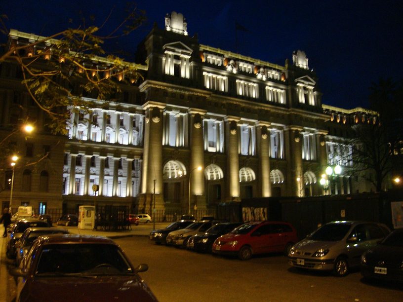 Fachada del Palacio de Justicia de la Nación, sede de la Corte Suprema, en Buenos Aires, con su iluminación nocturna.