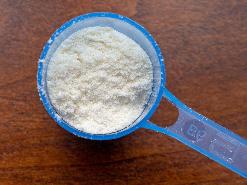 Leche de fórmula en polvo para bebés en una cuchara medidora (foto ilustrativa, no corresponde al producto secuestrado)