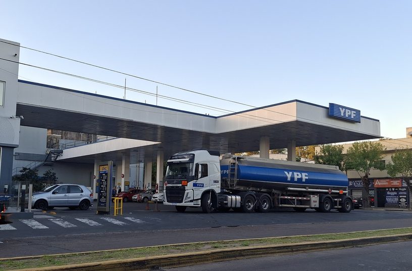 Un camión cisterna en una estación de servicio de YPF en Caseros, provincia de Buenos Aires, en abril de 2025.