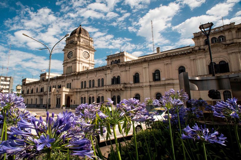 Fachada principal de la Casa de Gobierno de Entre Ríos, en Paraná, en 2018.