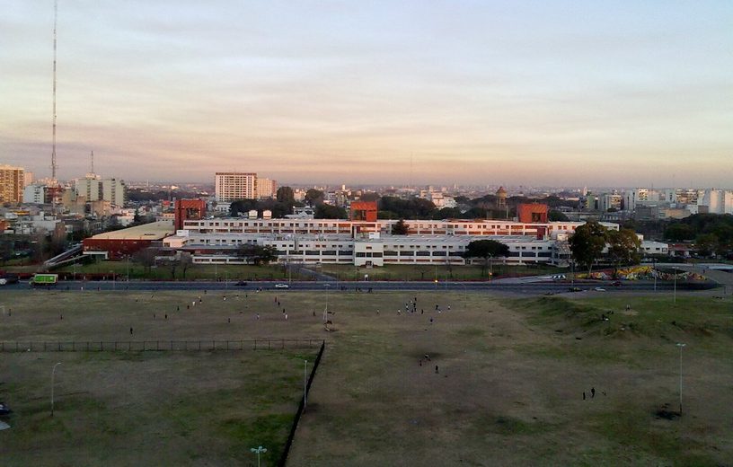 El Hospital de Pediatría Juan P. Garrahan, en Parque Patricios, Buenos Aires, visto desde la avenida Juan de Garay