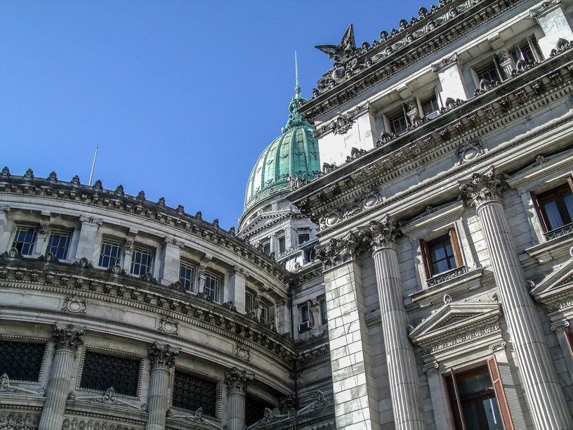 El sector de la Cámara de Diputados del Palacio del Congreso, en Buenos Aires, con la cúpula detrás.