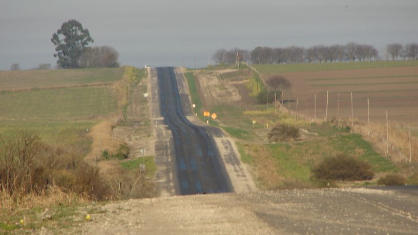 Un camino rural asfaltado en el departamento Victoria, Entre Ríos, fotografiado en diciembre de 2006.
