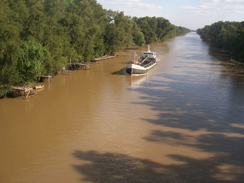 El buque arenero Antonino Cascio navega por el canal Gobernador Arias, en el delta del río Paraná, en 2011.