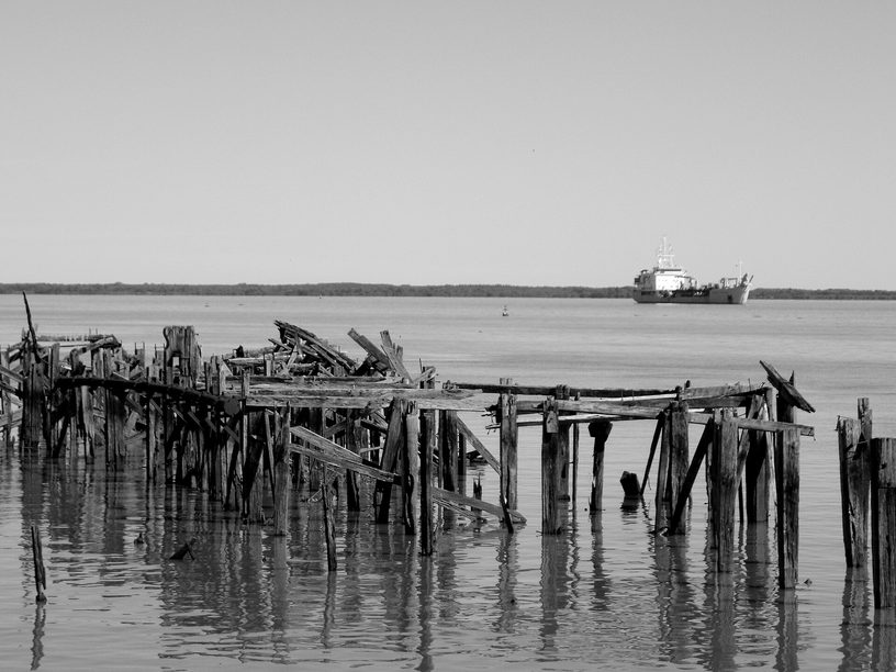 Restos del viejo muelle del frigorífico Anglo sobre el río Uruguay, en Fray Bentos, en 2022.