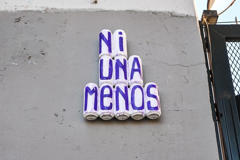 Un cartel con la consigna «Ni una menos» hecho con latas pintadas, en una pared de la Plaza del Congreso, en Buenos Aires.