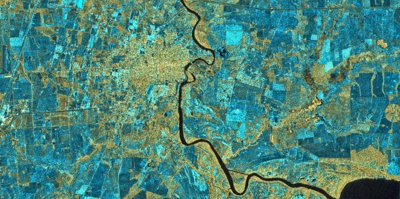 La ciudad de Gualeguaychú y sus alrededores, a orillas del río Gualeguaychú, en una imagen de radar del satélite argentino SAOCOM 1A.