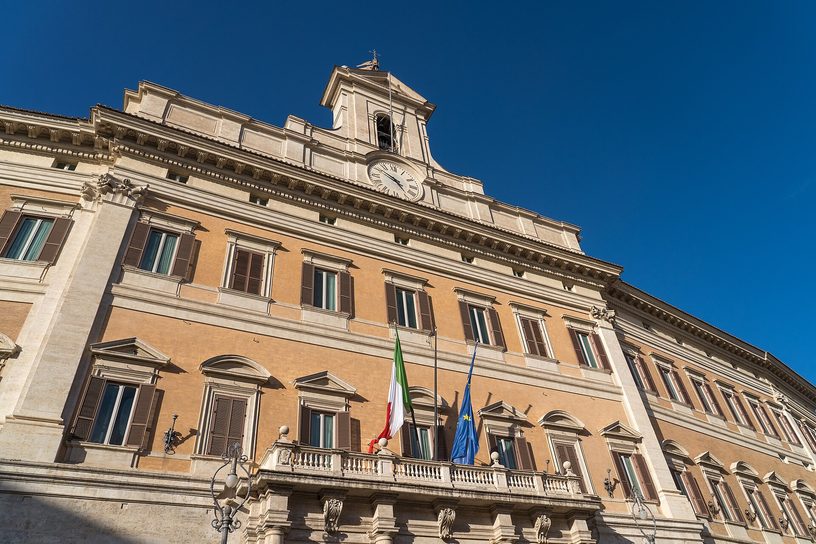 Fachada del Palacio Montecitorio, sede de la Cámara de los Diputados de Italia, en Roma