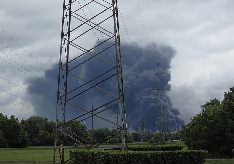 Humo sobre la refinería de Moscú, en el barrio de Kapotnia, el 18 de junio de 2026, horas después de un ataque ucraniano.
